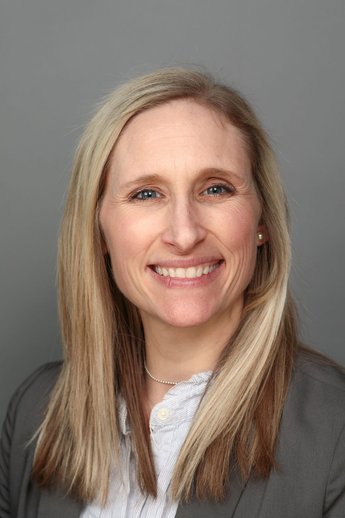 A photo of Robyn McHugh.