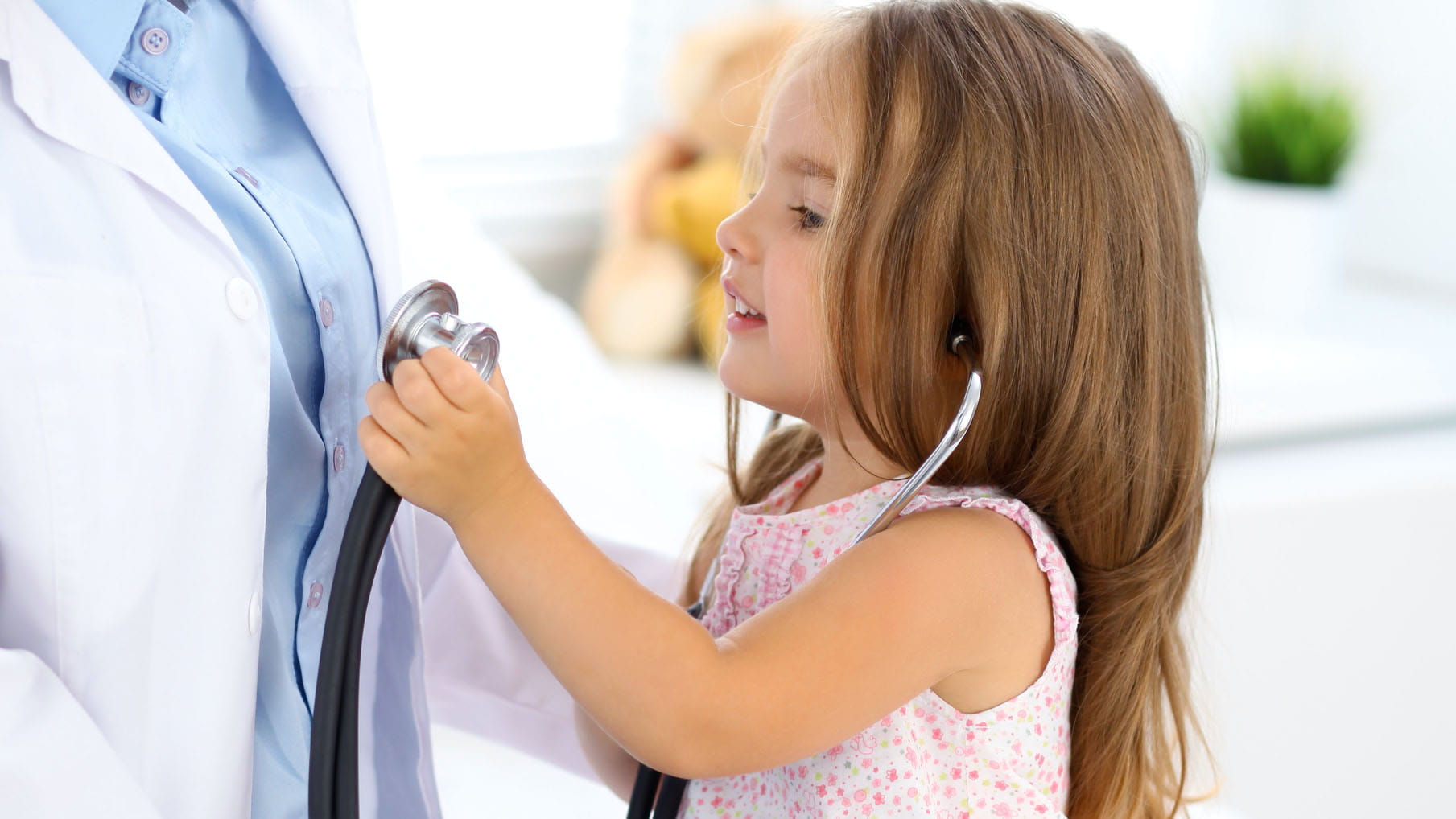 girl play stethoscope