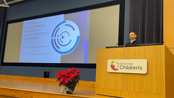 Photo of Phil Minar and Kelli VanDussen presenting at faculty seminar.