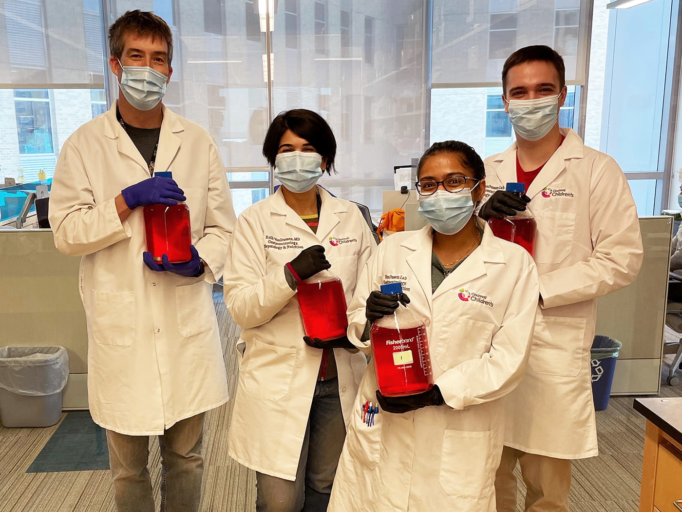 VanDussen lab group photo.