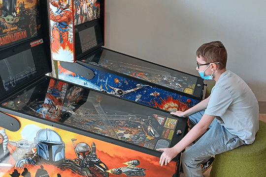 Jaxen plays pinball.