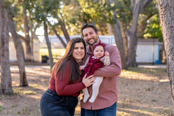 Lennon with her parents.